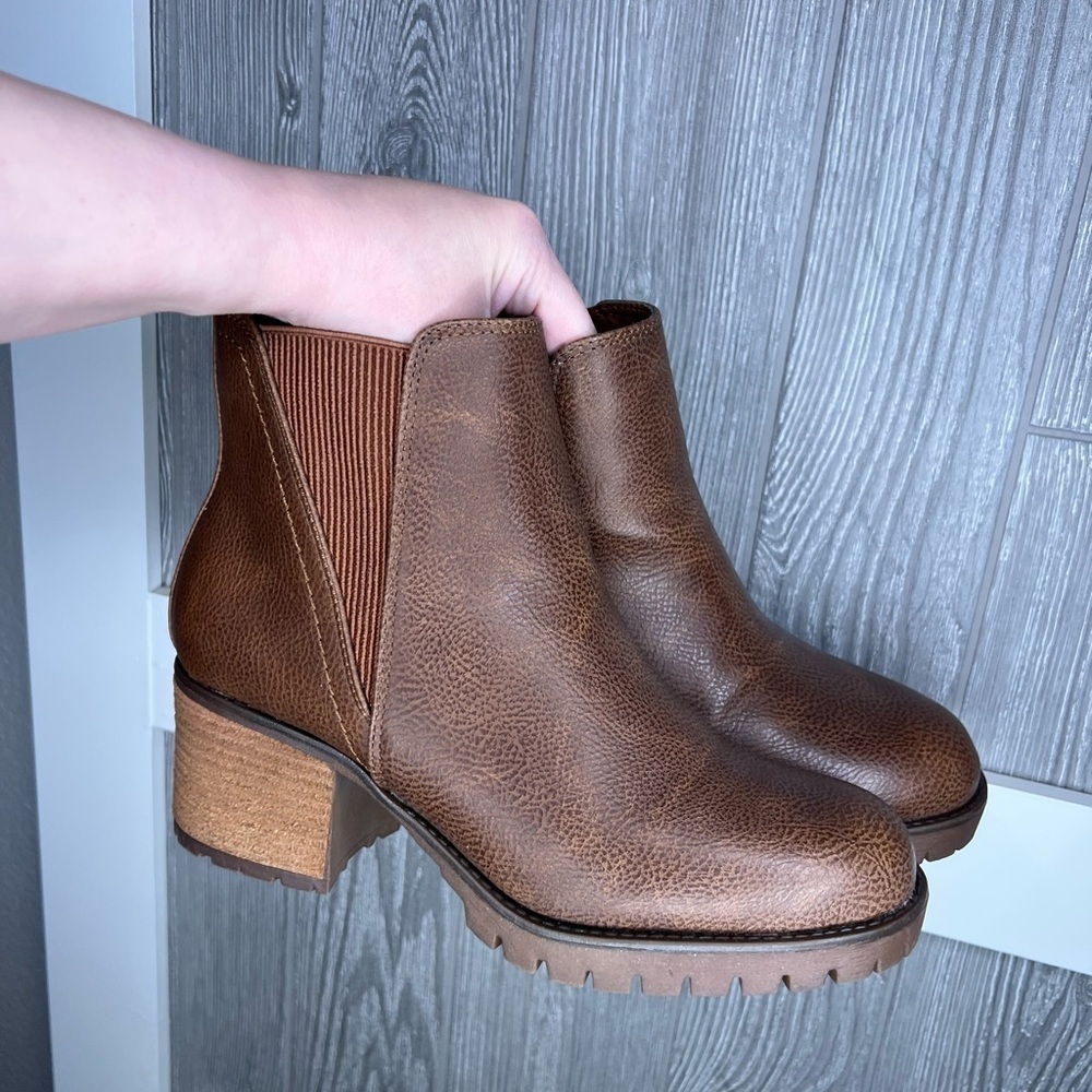 S45. NWT Mia Jody Chelsea Boot Luggage Brown Faux Leather 9.5M - Picture 9 of 10